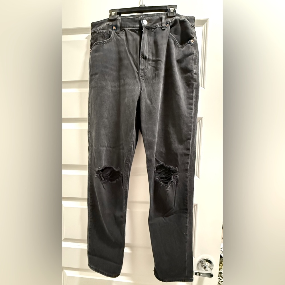 American Eagle Outfitters Black Ripped womens Jeans. Size 8 regular.